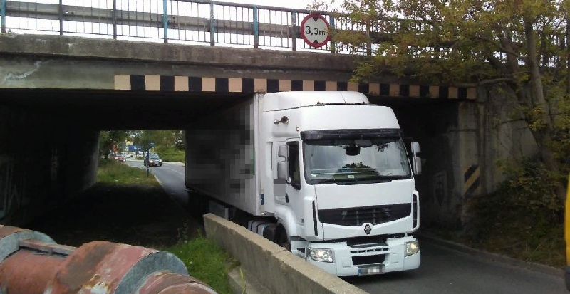 грузовик Renault под мостом